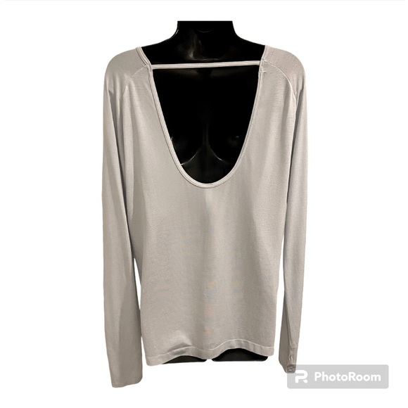 2/$30 UNDER ARMOUR Heat Gear Long Sleeves Top Thumbholes Scoop Back Light Gray - Picture 2 of 9